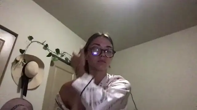 Snapshot of TheScarlettLane chatting on 06-16-26, 03:28 TheScarlettLane online show from 06-16-26, 03:28