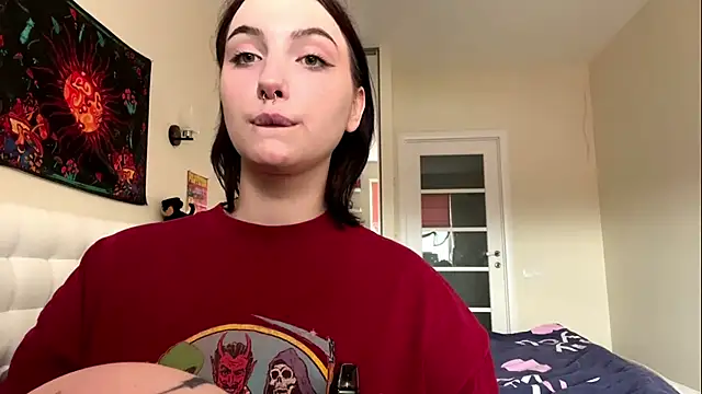 Snapshot of LillyPresti chatting on 06-17-26, 10:25 LillyPresti online show from 06-17-26, 10:25