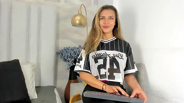 Snapshot of megan_glow_ chatting on 07-06-26, 12:45 megan glow online show from 07-06-26, 12:45