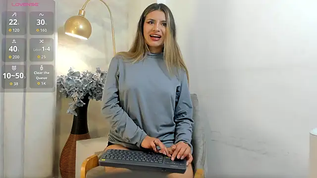 Snapshot of megan_glow_ chatting on 06-30-26, 01:11 megan glow online show from 06-30-26, 01:11