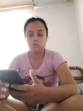 Snapshot of Laura_99 chatting on 06-24-26, 10:40 Laura 99 online show from 06-24-26, 10:40