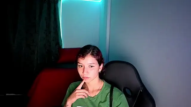 Snapshot of Skinny_queen_20 chatting on 06-19-26, 01:00 Skinny queen 20 online show from 06-19-26, 01:00