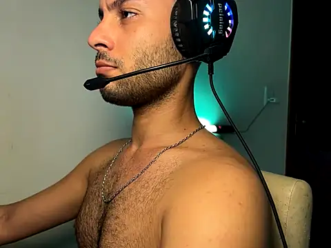 Snapshot of LEVIAVILA chatting on 06-17-26, 04:50 LEVIAVILA online show from 06-17-26, 04:50