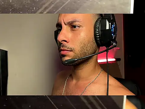 Snapshot of LEVIAVILA chatting on 06-17-26, 03:50 LEVIAVILA online show from 06-17-26, 03:50