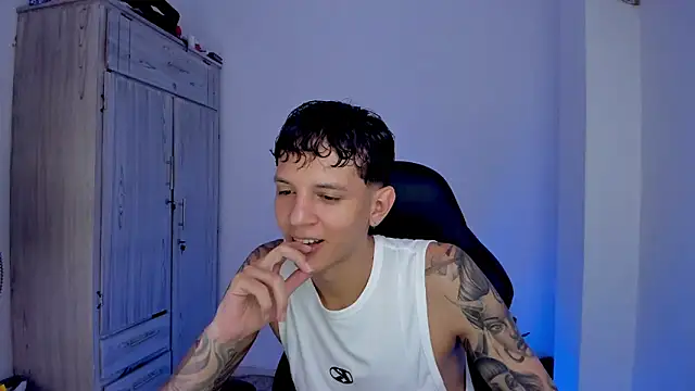 Snapshot of tylerrnova chatting on 08-01-26, 04:10 tylerrnova online show from 08-01-26, 04:10