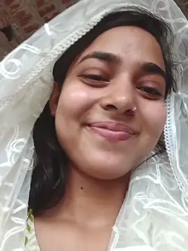 Snapshot of Simran_143 chatting on 06-17-26, 12:37 Simran 143 online show from 06-17-26, 12:37
