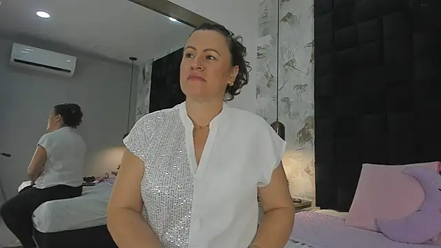 Snapshot of CharlotteG_ chatting on 07-04-26, 01:04 CharlotteG online show from 07-04-26, 01:04