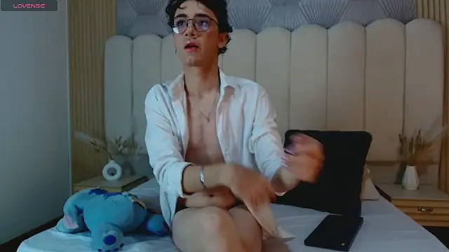 Snapshot of Leo_Williamss chatting on 06-24-26, 12:04 Leo Williamss online show from 06-24-26, 12:04