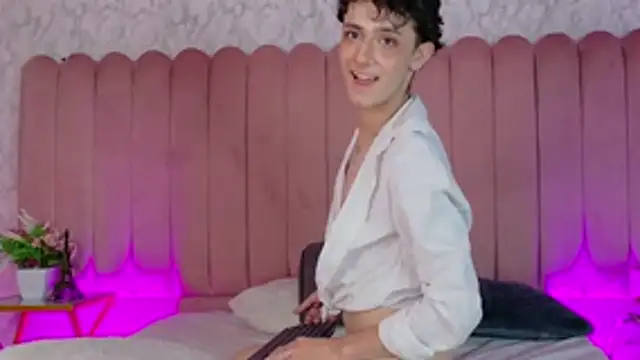 Snapshot of Leo_Williamss chatting on 07-19-26, 12:19 Leo Williamss online show from 07-19-26, 12:19