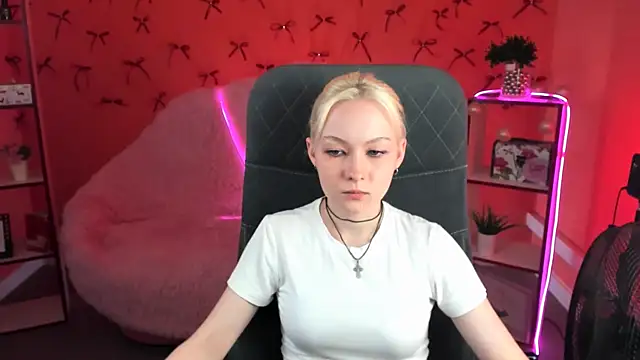 Snapshot of OliviaVale chatting on 06-22-26, 09:39 OliviaVale online show from 06-22-26, 09:39