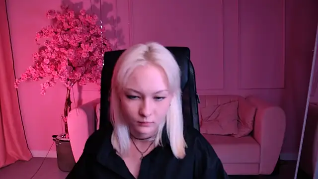 Snapshot of OliviaVale chatting on 06-19-26, 01:50 OliviaVale online show from 06-19-26, 01:50