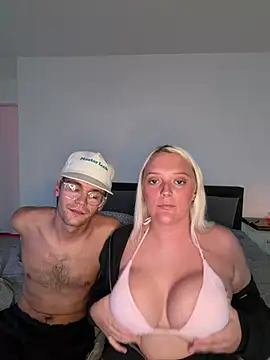Snapshot of Blondebarbie21 chatting on 08-04-26, 10:36 Blondebarbie21 online show from 08-04-26, 10:36