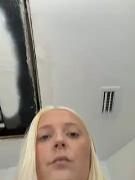 Snapshot of Blondebarbie21 chatting on 06-22-26, 02:14 Blondebarbie21 online show from 06-22-26, 02:14
