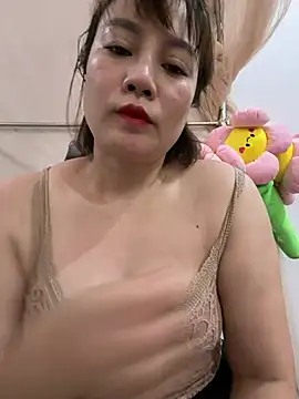 Snapshot of Bee-naa chatting on 07-28-26, 08:44 Bee-naa online show from 07-28-26, 08:44