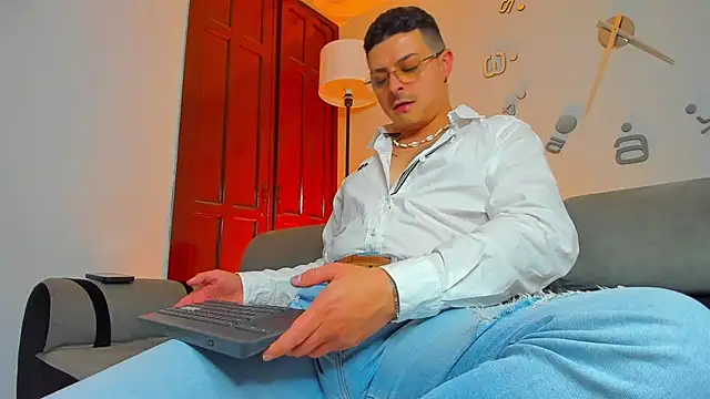 Snapshot of Leo_Hunt_ chatting on 06-21-26, 03:45 Leo Hunt online show from 06-21-26, 03:45