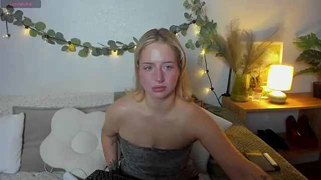 Snapshot of LallyBunnyy chatting on 06-20-26, 01:27 LallyBunnyy online show from 06-20-26, 01:27