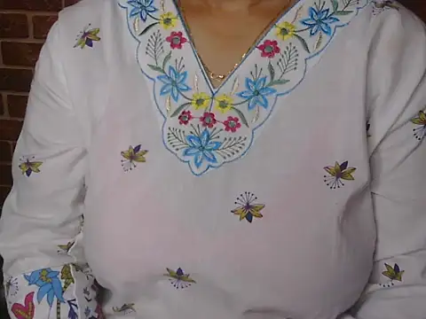 Snapshot of loving_queen1 chatting on 06-19-26, 04:13 loving queen1 online show from 06-19-26, 04:13