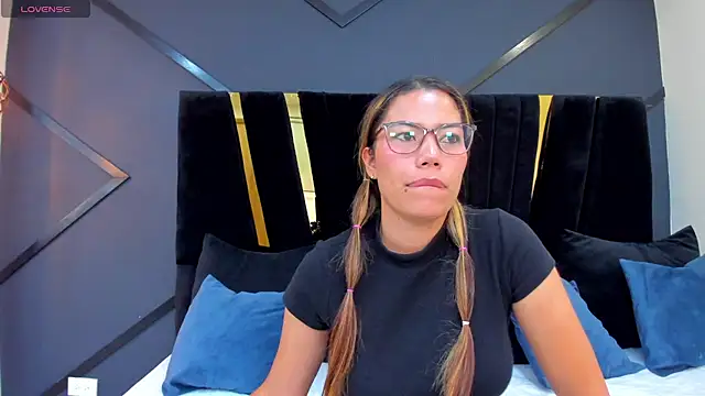 Snapshot of esther_xo chatting on 07-01-26, 04:35 esther xo online show from 07-01-26, 04:35