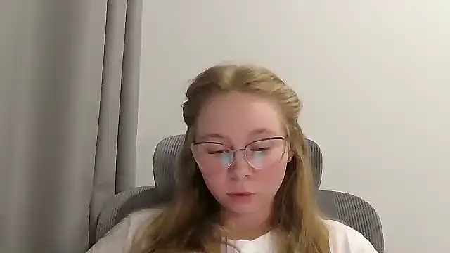 Snapshot of Vinelly chatting on 06-23-26, 07:23 Vinelly online show from 06-23-26, 07:23