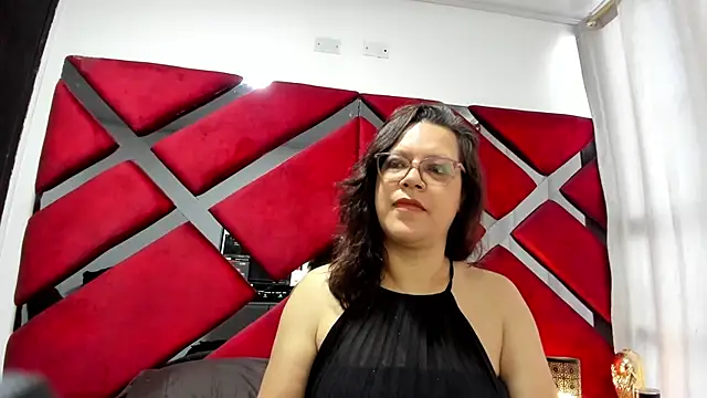 Snapshot of ELLE_HADID chatting on 07-08-26, 11:55 ELLE HADID online show from 07-08-26, 11:55