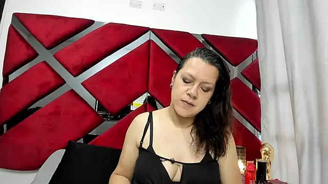 Snapshot of ELLE_HADID chatting on 07-18-26, 12:25 ELLE HADID online show from 07-18-26, 12:25