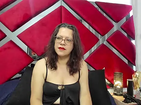 Snapshot of ELLE_HADID chatting on 07-02-26, 12:00 ELLE HADID online show from 07-02-26, 12:00