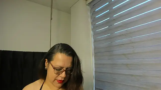 Snapshot of ELLE_HADID chatting on 07-28-26, 12:45 ELLE HADID online show from 07-28-26, 12:45