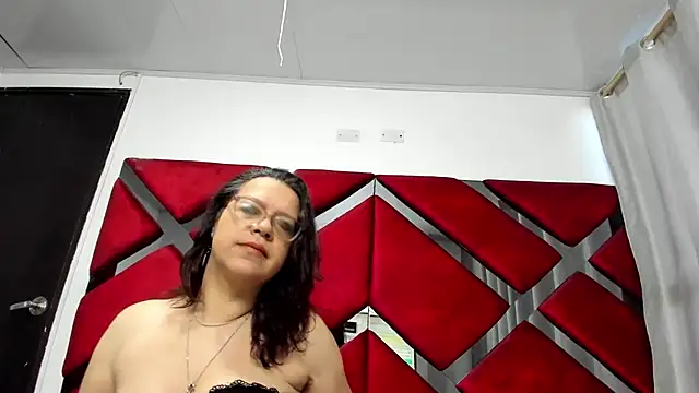Snapshot of ELLE_HADID chatting on 07-10-26, 11:54 ELLE HADID online show from 07-10-26, 11:54