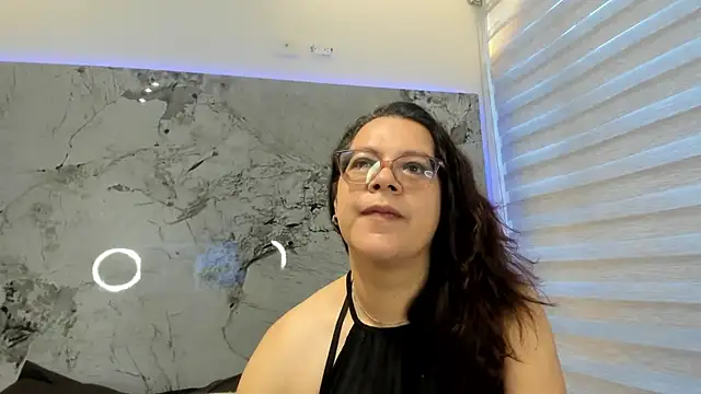 Snapshot of ELLE_HADID chatting on 08-07-26, 11:38 ELLE HADID online show from 08-07-26, 11:38