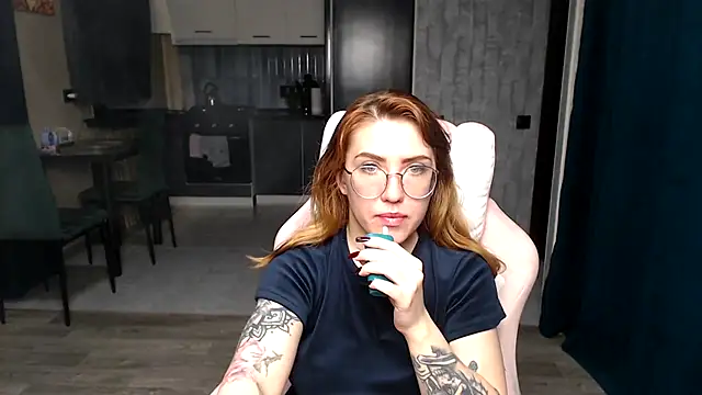 Reginasmilee online show from 11-17-25, 12:47