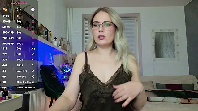 Snapshot of BeautyeyesLovely chatting on 03-10-26, 11:20 BeautyeyesLovely online show from 03-10-26, 11:20