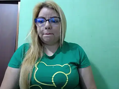Snapshot of Lunay_Hot chatting on 07-06-26, 02:02 Lunay Hot online show from 07-06-26, 02:02