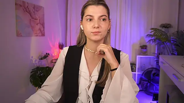 Snapshot of LucreciaStorm chatting on 06-30-26, 06:57 LucreciaStorm online show from 06-30-26, 06:57