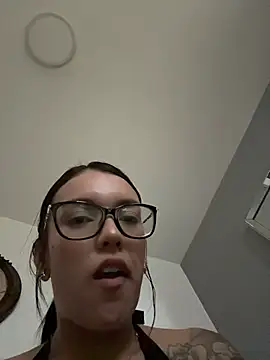 Snapshot of shantalgray__ chatting on 06-25-26, 11:10 shantalgray online show from 06-25-26, 11:10