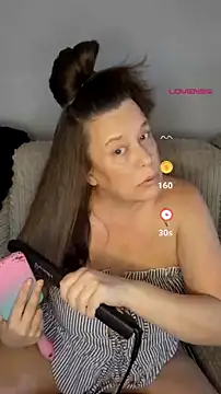 Snapshot of London-MollyXX chatting on 07-18-26, 05:54 London-MollyXX online show from 07-18-26, 05:54