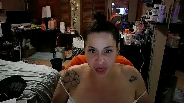 Snapshot of imisamoore69 chatting on 06-15-26, 01:22 imisamoore69 online show from 06-15-26, 01:22