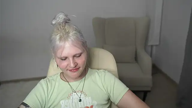 Snapshot of EstherFilteau chatting on 07-03-26, 11:50 EstherFilteau online show from 07-03-26, 11:50