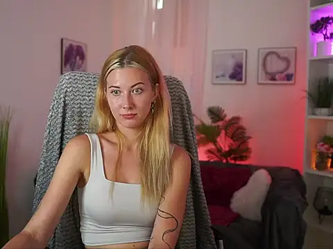 Snapshot of EmilySwann_ chatting on 07-08-26, 01:45 EmilySwann online show from 07-08-26, 01:45