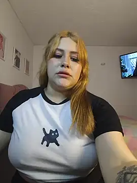 Snapshot of Kit_Cat chatting on 07-15-26, 03:02 Kit Cat online show from 07-15-26, 03:02