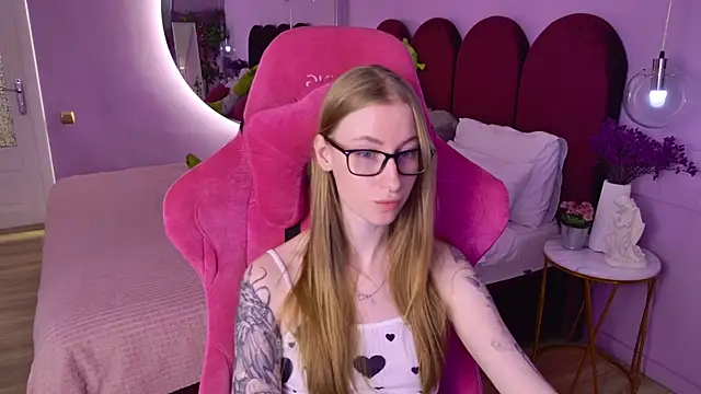 Snapshot of AuroraLean chatting on 08-06-26, 04:57 AuroraLean online show from 08-06-26, 04:57