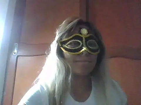 Snapshot of greys008 chatting on 07-12-26, 12:33 greys008 online show from 07-12-26, 12:33