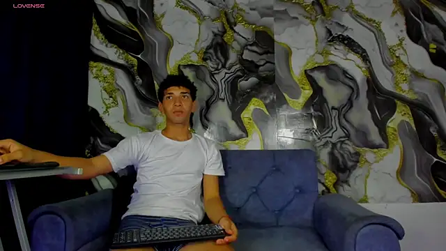 Snapshot of efrain_boy chatting on 07-12-26, 05:52 efrain boy online show from 07-12-26, 05:52