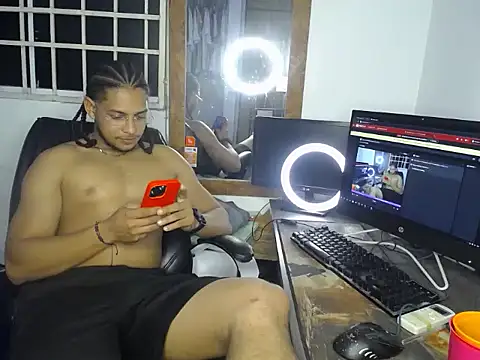 Snapshot of juanrouse chatting on 07-13-26, 04:23 juanrouse online show from 07-13-26, 04:23