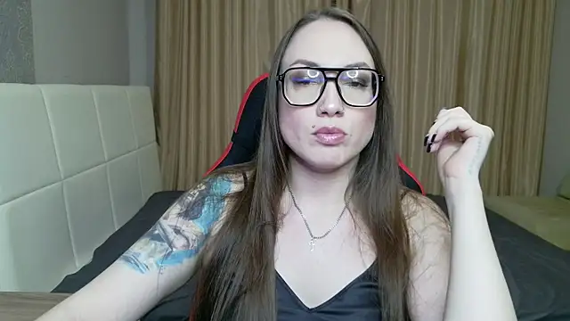 Snapshot of CarolineGlow_ chatting on 07-21-26, 05:14 CarolineGlow online show from 07-21-26, 05:14