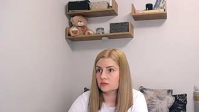Snapshot of alisenties chatting on 05-17-26, 02:39 alisenties online show from 05-17-26, 02:39