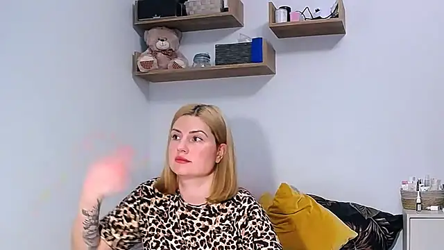 Snapshot of alisenties chatting on 10-11-25, 02:40 alisenties online show from 10-11-25, 02:40