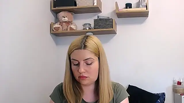Snapshot of alisenties chatting on 06-12-26, 02:26 alisenties online show from 06-12-26, 02:26