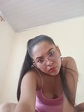 Snapshot of Roxxana2026 chatting on 07-15-26, 06:04 Roxxana2026 online show from 07-15-26, 06:04