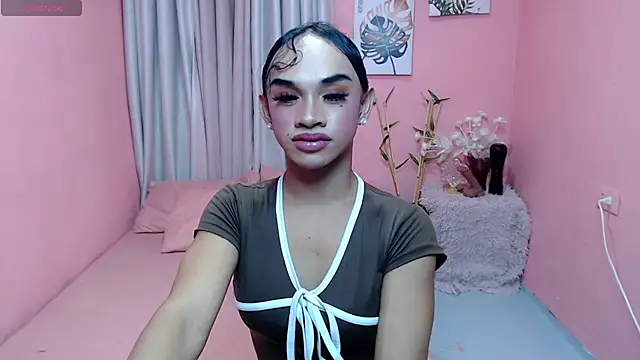 Snapshot of VivienneLuxe chatting on 07-19-26, 07:39 VivienneLuxe online show from 07-19-26, 07:39