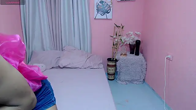 Snapshot of VivienneLuxe chatting on 07-23-26, 02:24 VivienneLuxe online show from 07-23-26, 02:24